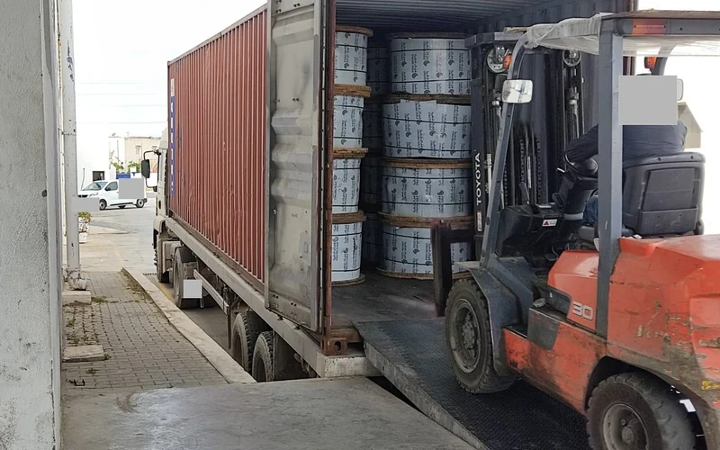 Chargement de tourets de câbles au chariot élévateur pour Bamako