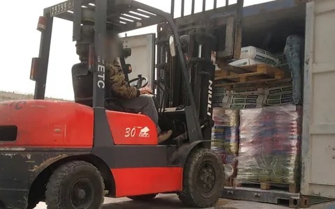 Loading cable pallets and plaster for Burkina Faso