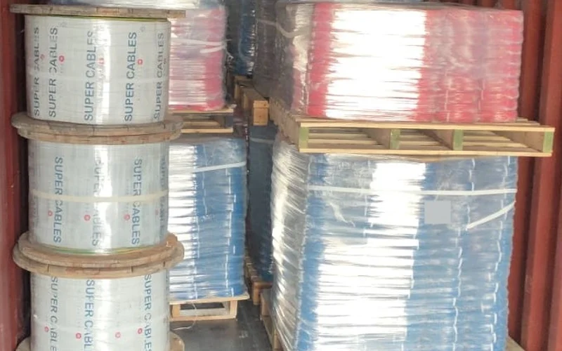 Tourets et palettes de câbles chargés pour le Burkina Faso