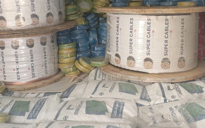 Sacs de plâtre et tourets de câbles chargés pour le Burkina Faso