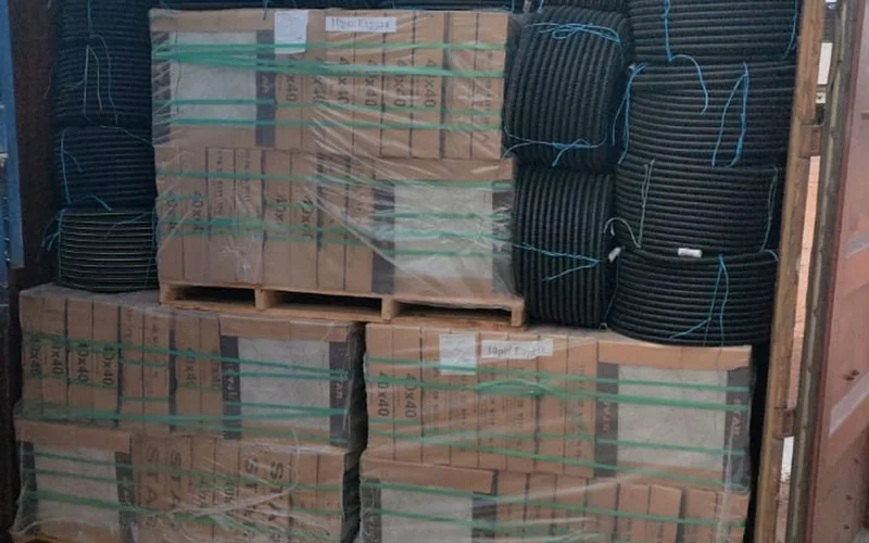 Palettes de carreaux et gaines électriques chargées pour Douala