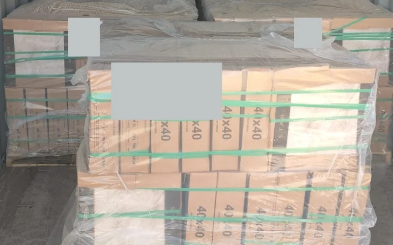 Palettes de carreaux chargées dans un conteneur pour Douala