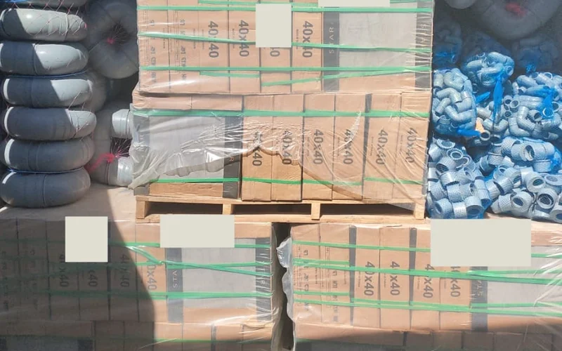 Palettes de carreaux et raccords PVC dans un conteneur pour Douala