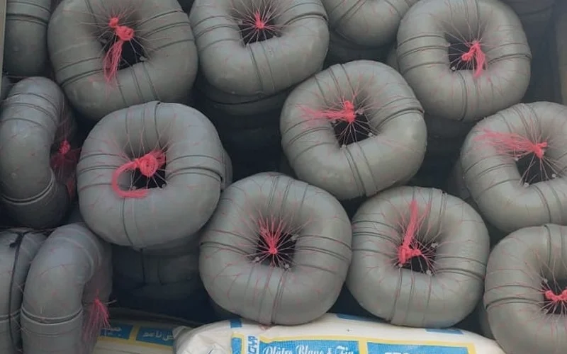 Couronnes de gaines et sacs de plâtre chargés pour Douala