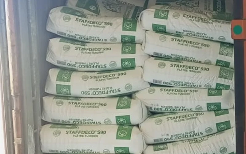 Sacs de plâtre STAFFDECO S90 dans un conteneur pour Douala