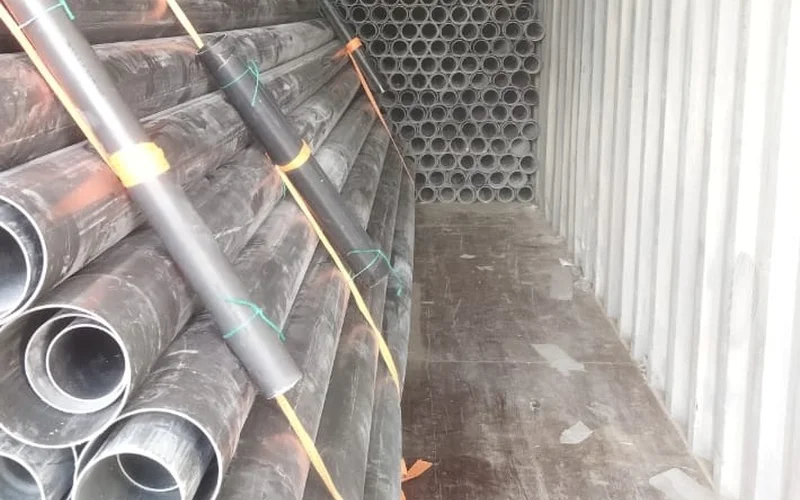 Faisceaux de tubes PVC disposés dans le conteneur pour Douala
