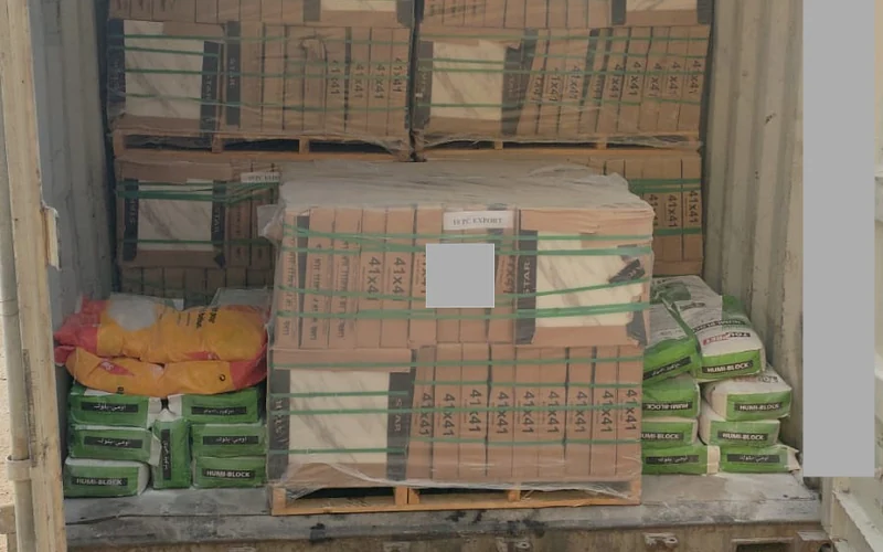 Carreaux sur palettes et produits de construction en sacs réunis pour Libreville