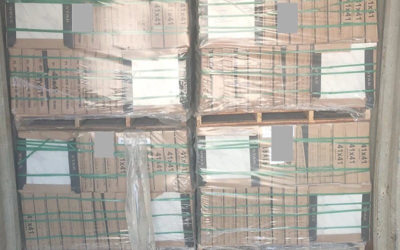 Palettes de carreaux cerclées et filmées dans le conteneur pour Libreville