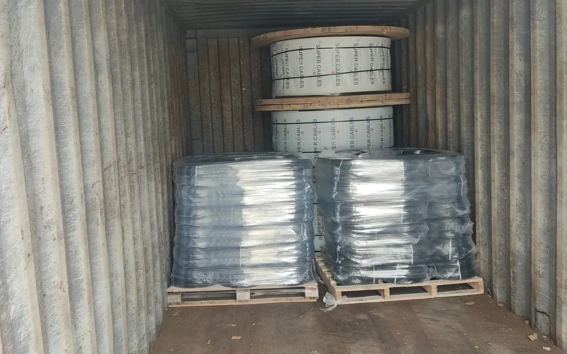 Couronnes de câbles sur palettes et tourets chargés pour Libreville