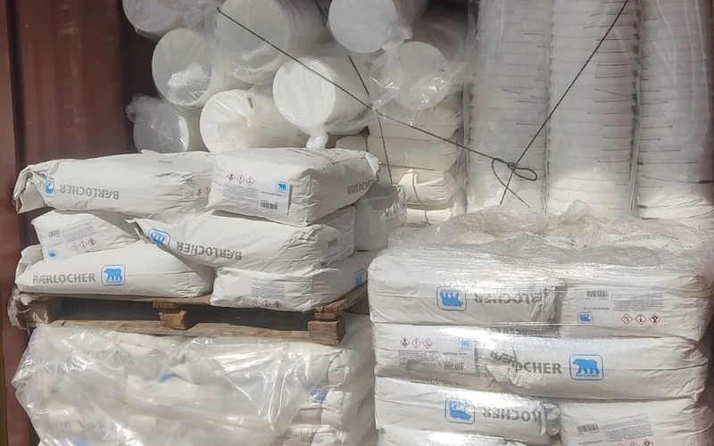 Seaux plastiques et produits en sacs réunis pour Libreville