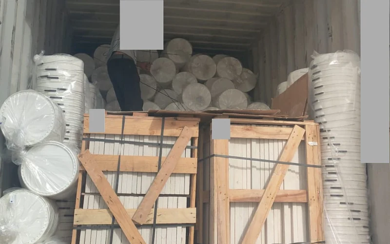 Caisses de marbre et seaux plastiques réunis dans le conteneur pour Libreville