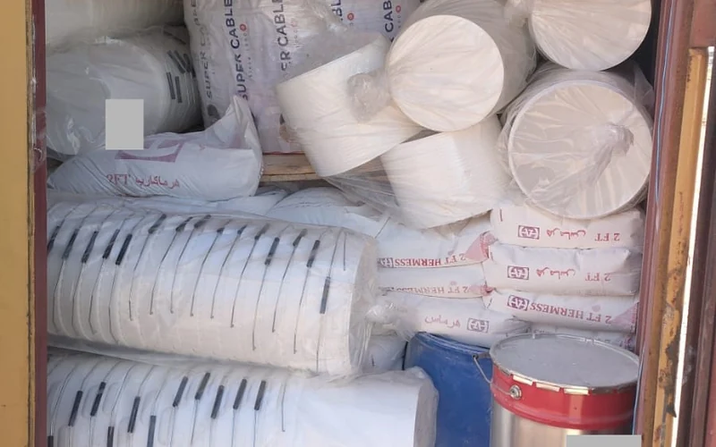 Sacs, emballages plastiques et contenants métalliques chargés pour Libreville