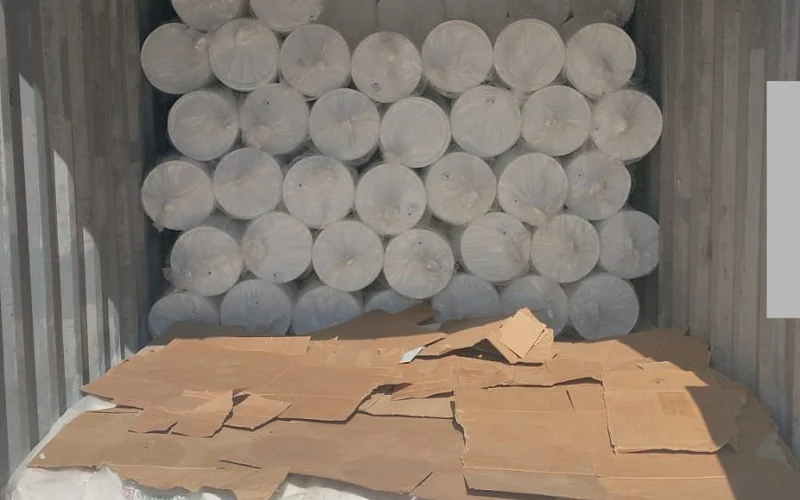 Seaux plastiques et sacs de matière première réunis dans le conteneur pour Libreville