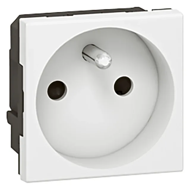 Legrand Mosaic 2P+E socket outlet, 4mm² loop-through screw terminals — 077113
