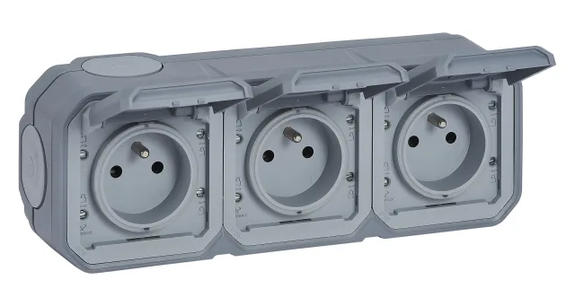 Triple prise de courant Plexo précâblée horizontale 16A 250V, livré complet avec boîtier saillie – Gris — Legrand — 069763L
