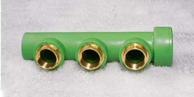 Three-outlet PPR manifold — Ø 63 1/2 F