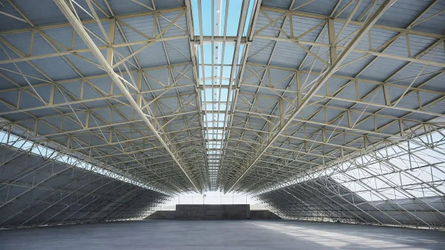 Structural steelwork for industrial buildings