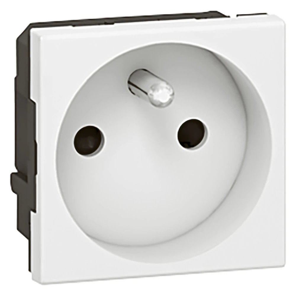 Legrand Mosaic 2P+E socket outlet, 4mm² loop-through screw terminals — 077113