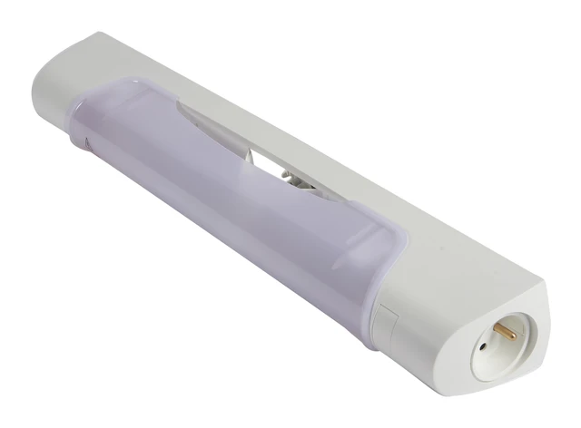Applique standard 470mm IP21 et IK04 Prismaline avec prise 2P+T à équiper de tube S19 — SARLAM