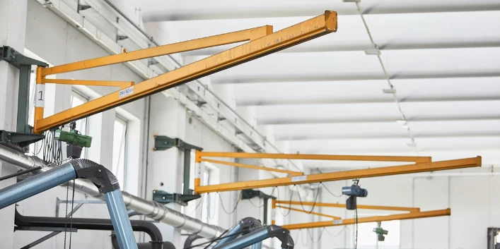 Wall-mounted or column-mounted jib crane